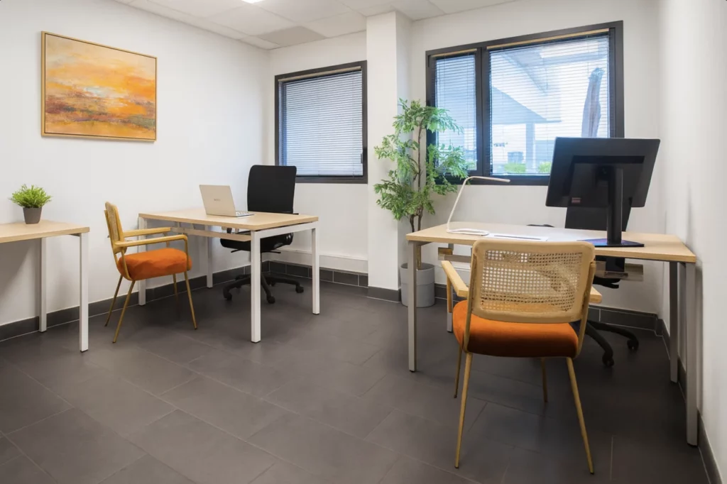 Bureau fermé de deux postes avec écrans au centre d’affaires de Montpellier Garosud