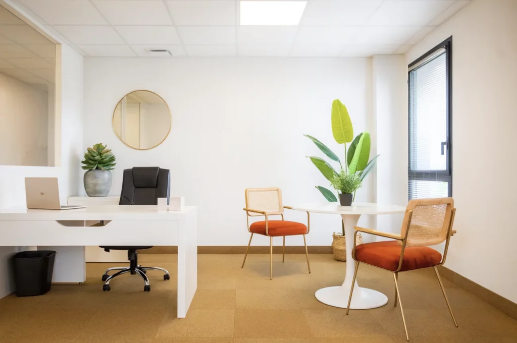 Bureau de direction avec table ronde de réception au centre de coworking de Montpellier Garosud
