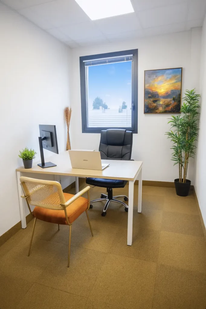 Bureau privé équipé pour un poste au centre de coworking de Montpellier Garosud