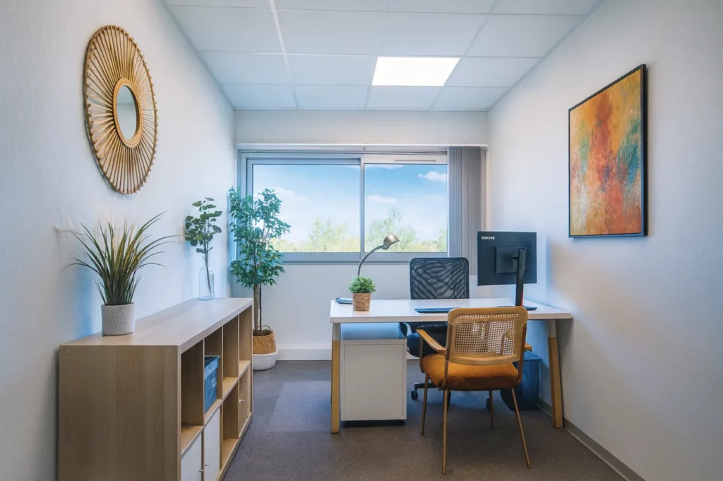 Bureau privé équipé avec vue sur les arbres au centre du Millénaire à Castelnau-le-Lez