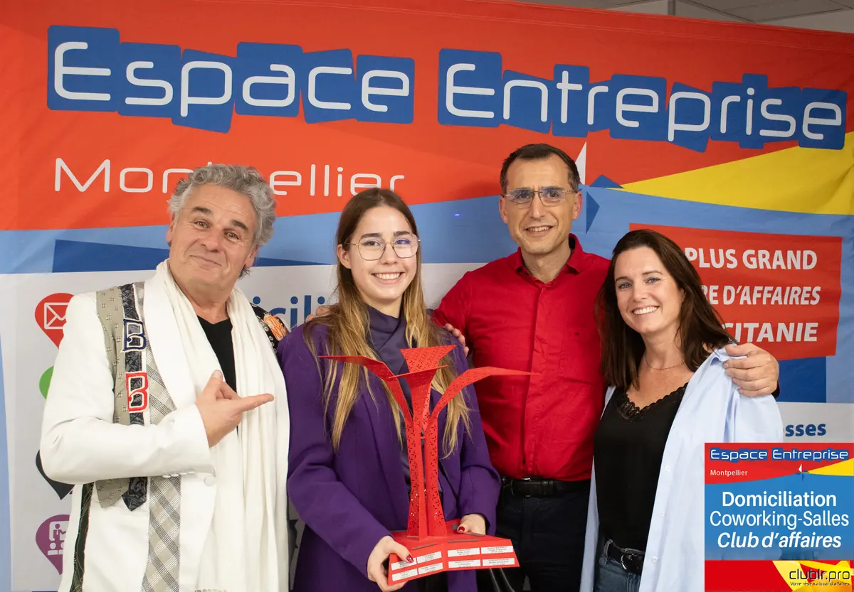 Quatre entrepreneurs souriants autour du trophée rouge du Pitch Elevator Club LR, devant la bannière Espace Entreprise Montpellier