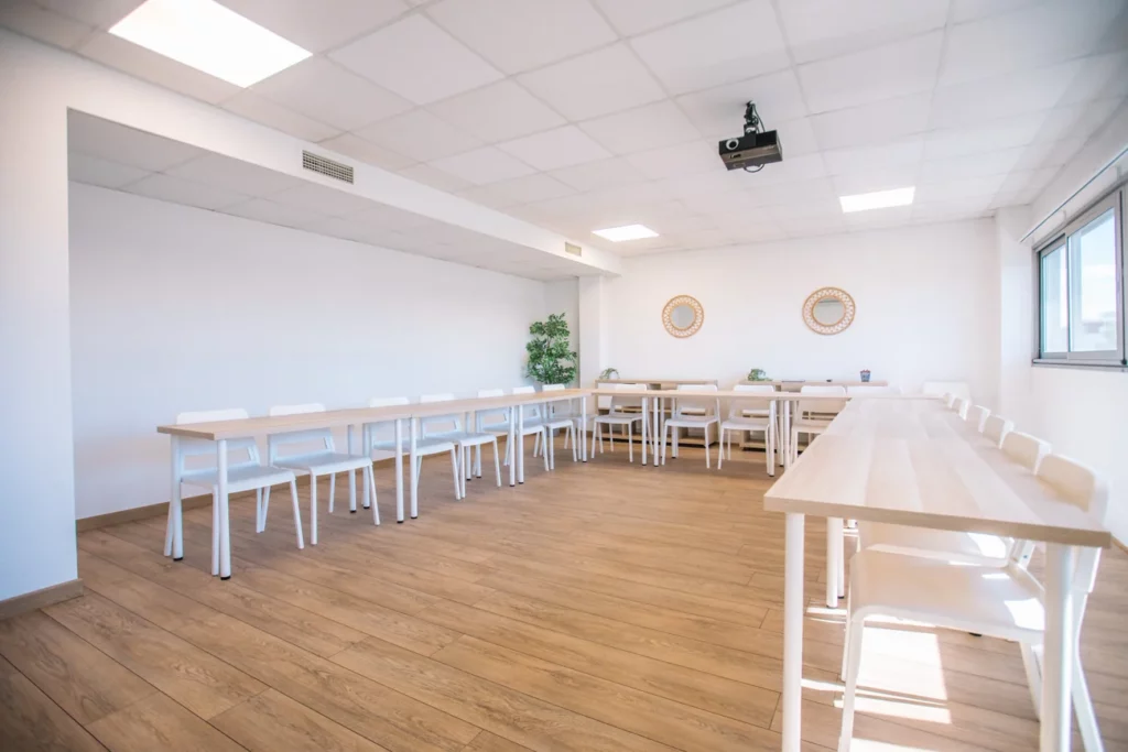 Grande salle de formation en U avec vidéoprojecteur au centre du Millénaire à Castelnau-le-Lez