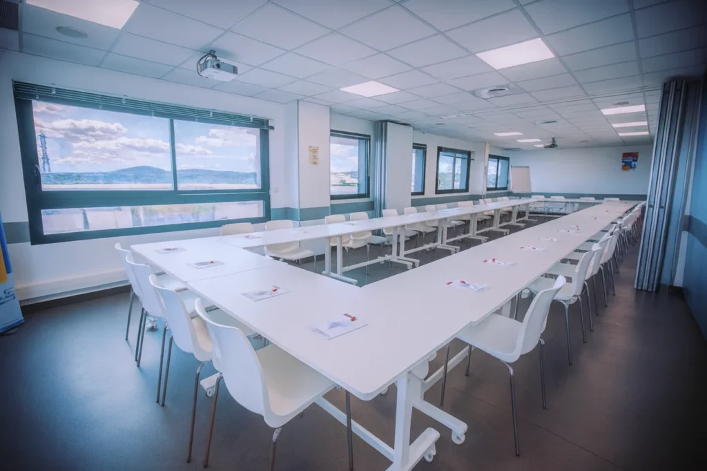 Grande salle de réunion en U avec vue panoramique à Montpellier Garosud