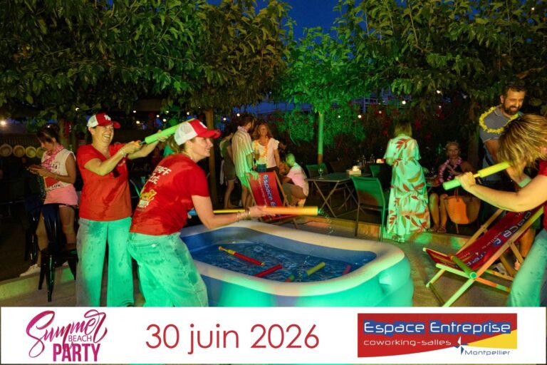 Bataille de pistolets à eau autour de la piscine gonflable pendant la Summer Beach Party à Garosud