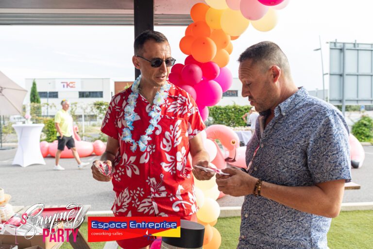 Accueil des invités sous l'arche de ballons et les flamants roses de la Summer Beach Party à Garosud