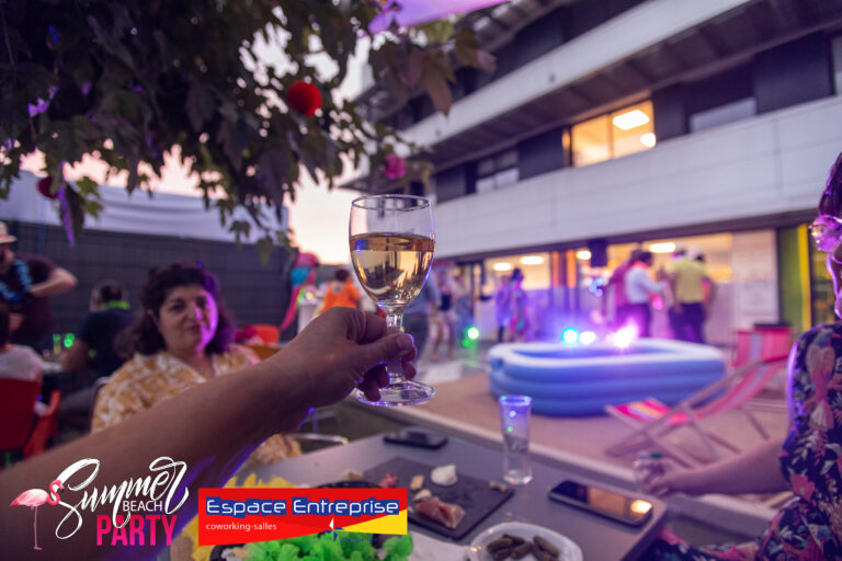 Verre de rosé levé au coucher du soleil pendant la Summer Beach Party à Espace Entreprise Garosud
