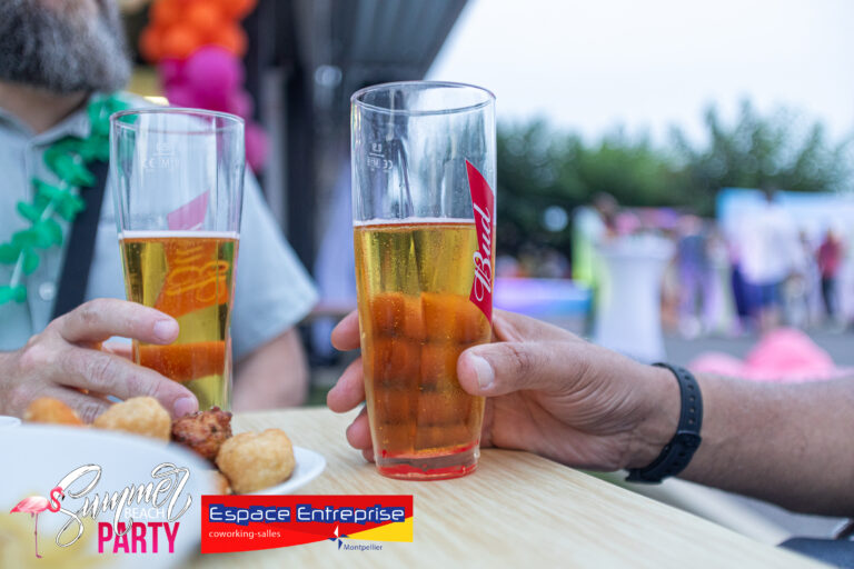 Deux bières servies au bar de la Summer Beach Party d'Espace Entreprise Garosud