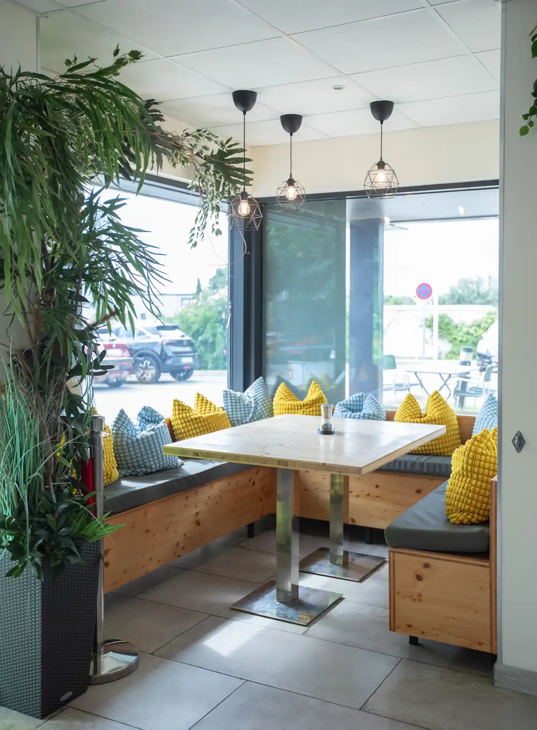 Banquette et coin repas à l’intérieur du restaurant Ô Resto Garosud à Montpellier Garosud