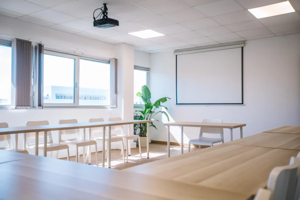 Salle de formation lumineuse avec écran de projection au centre du Millénaire à Castelnau-le-Lez