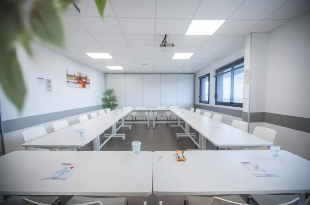Salle de formation disposée en U avec vidéoprojecteur à Montpellier Garosud