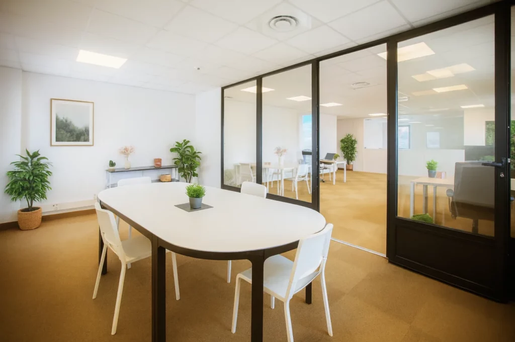 Salle de réunion vitrée avec table ovale au centre d’affaires de Montpellier Garosud